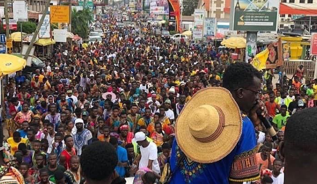 mj-the-comedian-pulls-over-10-thousand-people-to-his-dashiki-health-walk