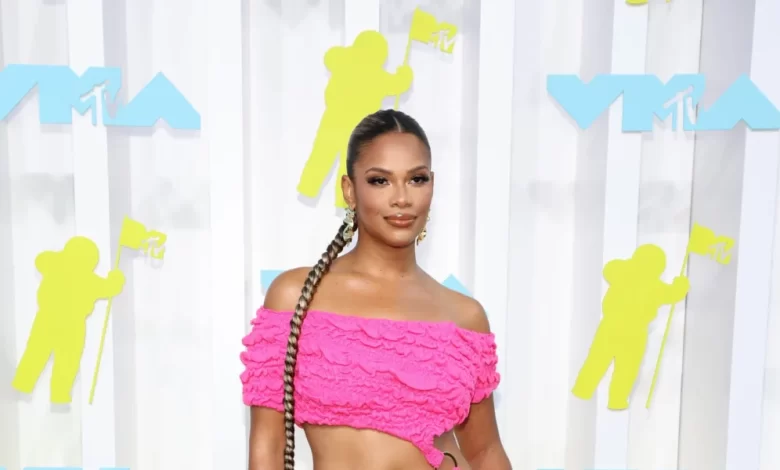 kamie-crawford-brings-barbiecore-style-to-2022-vmas-in-a-striking-hanifa-look