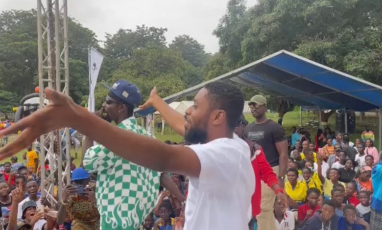 black-sherif-lookalike-mobbed-at-circle;-also-performs-at-a-show-(watch)