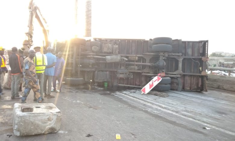 trailer-falls-on-lagos-ibadan-expressway,-worsens-traffic