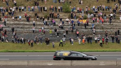 queen-elizabeth’s-coffin-arrives-in-edinburgh-as-mourners-line-streets