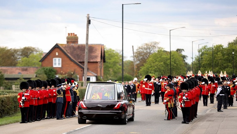 world-says-goodbye-to-britain’s-queen-elizabeth-from-cafes-and-consulates