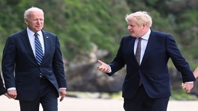 boris-johnson-flies-back-to-britain-to-attempt-rapid-comeback