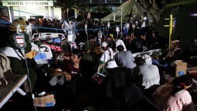 indonesian-rescue-workers-race-to-find-victims-of-deadly-quake