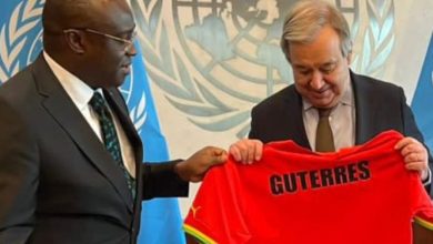 antonio-guterres,-un-secretary-general-receives-black-stars-shirt