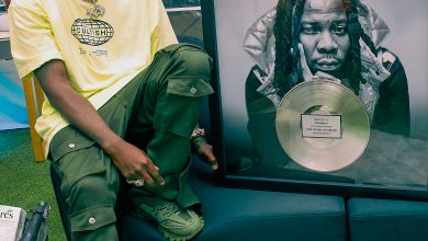 audiomack-presents-stonebwoy-with-a-plaque-for-being-the-first-ghanaian-artist-to-hit-100-million-streams