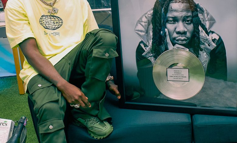 audiomack-presents-stonebwoy-with-a-plaque-for-being-the-first-ghanaian-artist-to-hit-100-million-streams