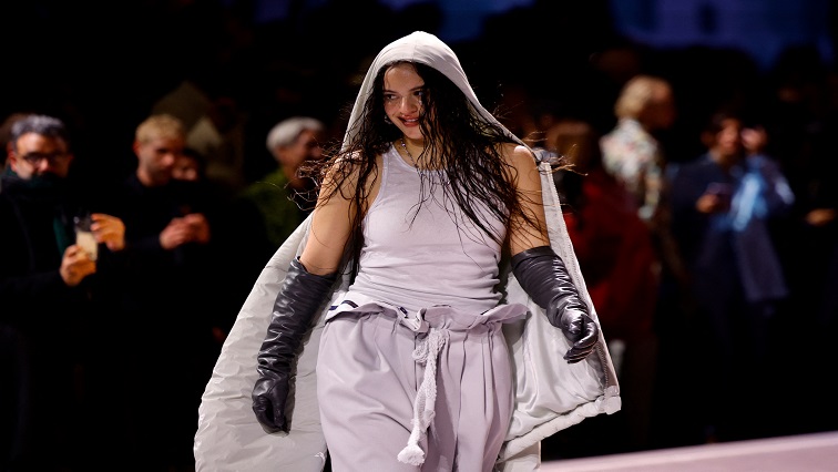 rosalia-performs-in-louis-vuitton-catwalk-show-at-paris-fashion-week