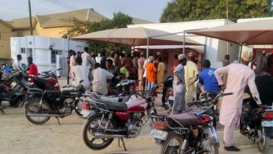 despite-deadline-extension,-crowds-besiege-banks-amid-scarcity-of-new-notes