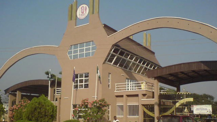 uniben-students-clash-with-soldiers-over-cash-withdrawal