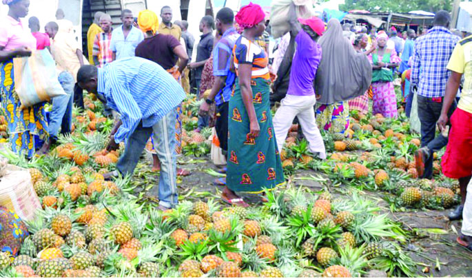 abuja-market-traders-groan-as-naira-scarcity-persists