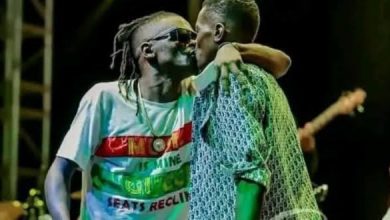 chameleone,-his-brother-weasel-share-passionate-kiss-in-public