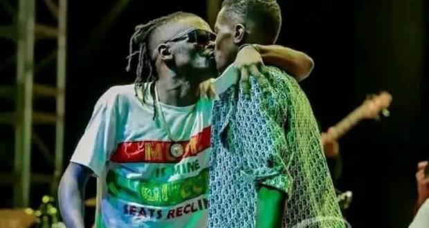 chameleone,-his-brother-weasel-share-passionate-kiss-in-public