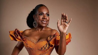 bn-style-spotlight:-sheryl-lee-ralph-transformed-into-an-african-queen-wearing-kente-at-the-2023-naacp-image-awards