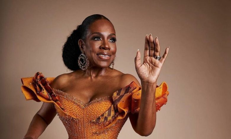 bn-style-spotlight:-sheryl-lee-ralph-transformed-into-an-african-queen-wearing-kente-at-the-2023-naacp-image-awards