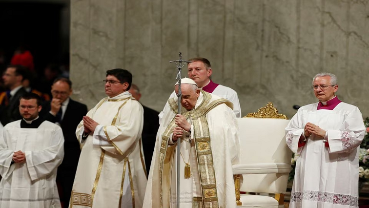 at-easter-vigil,-pope-francis-encourages-hope-amid-‘icy-winds-of-war’