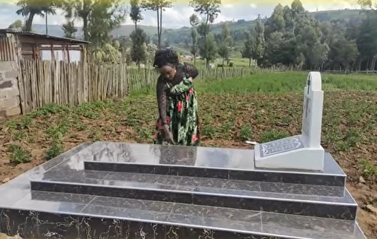 jeff-mwathi’s-mom-explains-why-she-thoroughly-cleans-son’s-grave-after-every-3-days