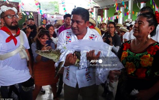 mexican-mayor-weds-reptile 