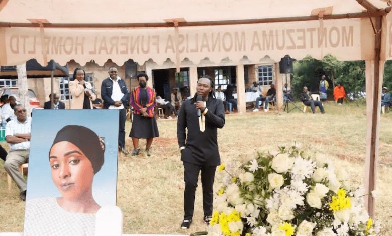 shatta-bway-cuts-part-of-his-hair-during-wife’s-burial