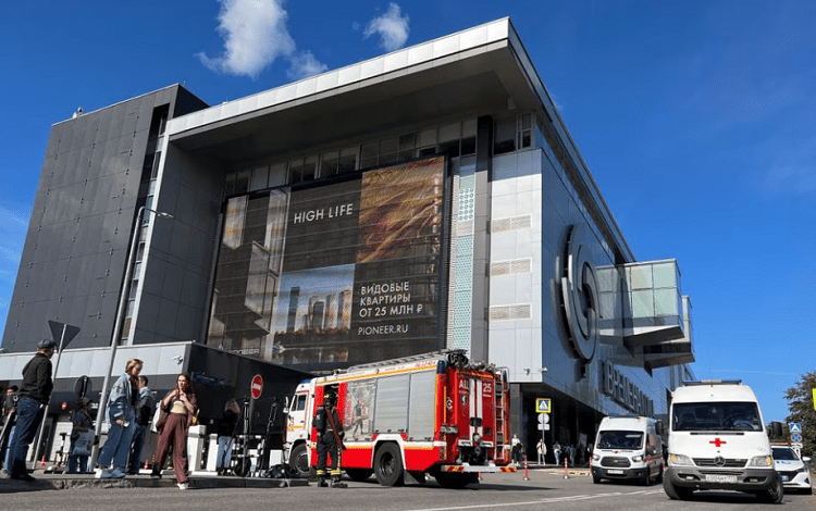 four-killed-at-moscow-mall-after-hot-water-pipe-bursts