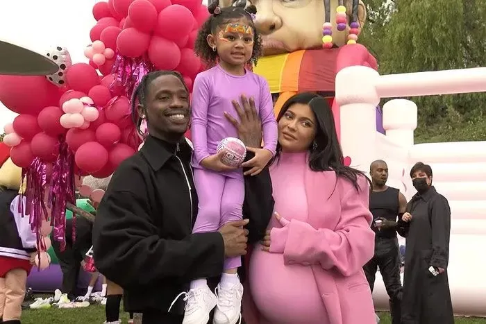 breaking-news:-kylie-jenner-reunites-with-ex-travis-scott-to-plan-a-grand-5th-birthday-celebration-for-daughter-stormi-webster.linh