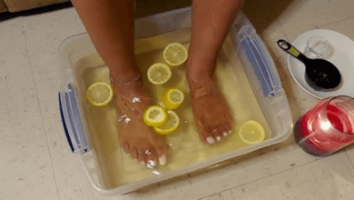 soak-your-feet-in-lemon-and-baking-soda-to-boost-circulation,-detox,-and-relax