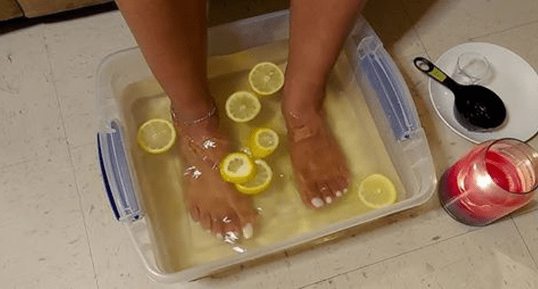 soak-your-feet-in-lemon-and-baking-soda-to-boost-circulation,-detox,-and-relax