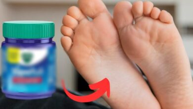 lady-rubs-vicks-vaporub-on-her-feet-before-she-sleeps-for-this-brilliant-reason