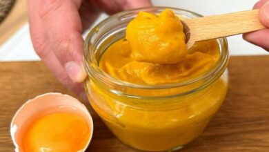 collagen-recipe:-homemade-face-and-hand-mask-with-turmeric-and-egg