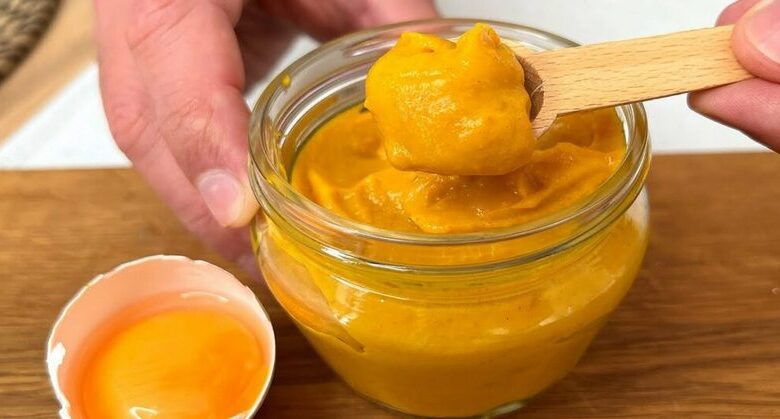 collagen-recipe:-homemade-face-and-hand-mask-with-turmeric-and-egg